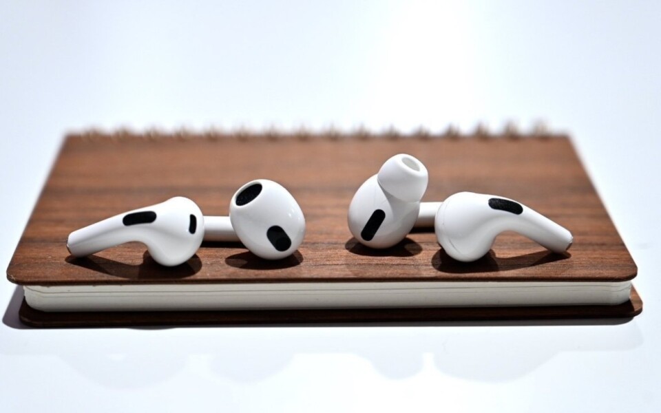AirPods Pro Cameras to Detect People and Warn With Light