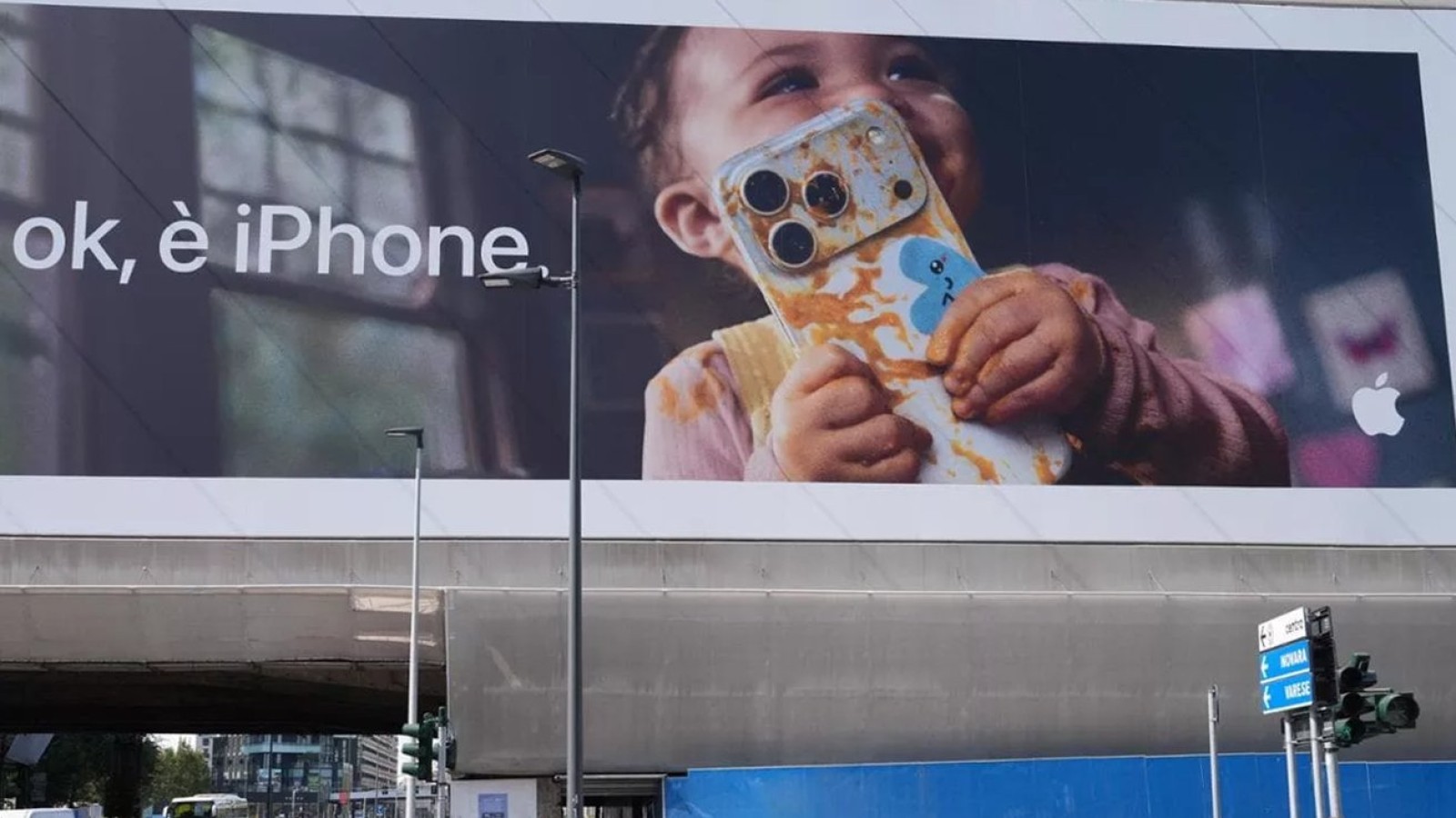 Apple Pulls Milan iPhone Billboard After Complaint - Apple iPhone billboard