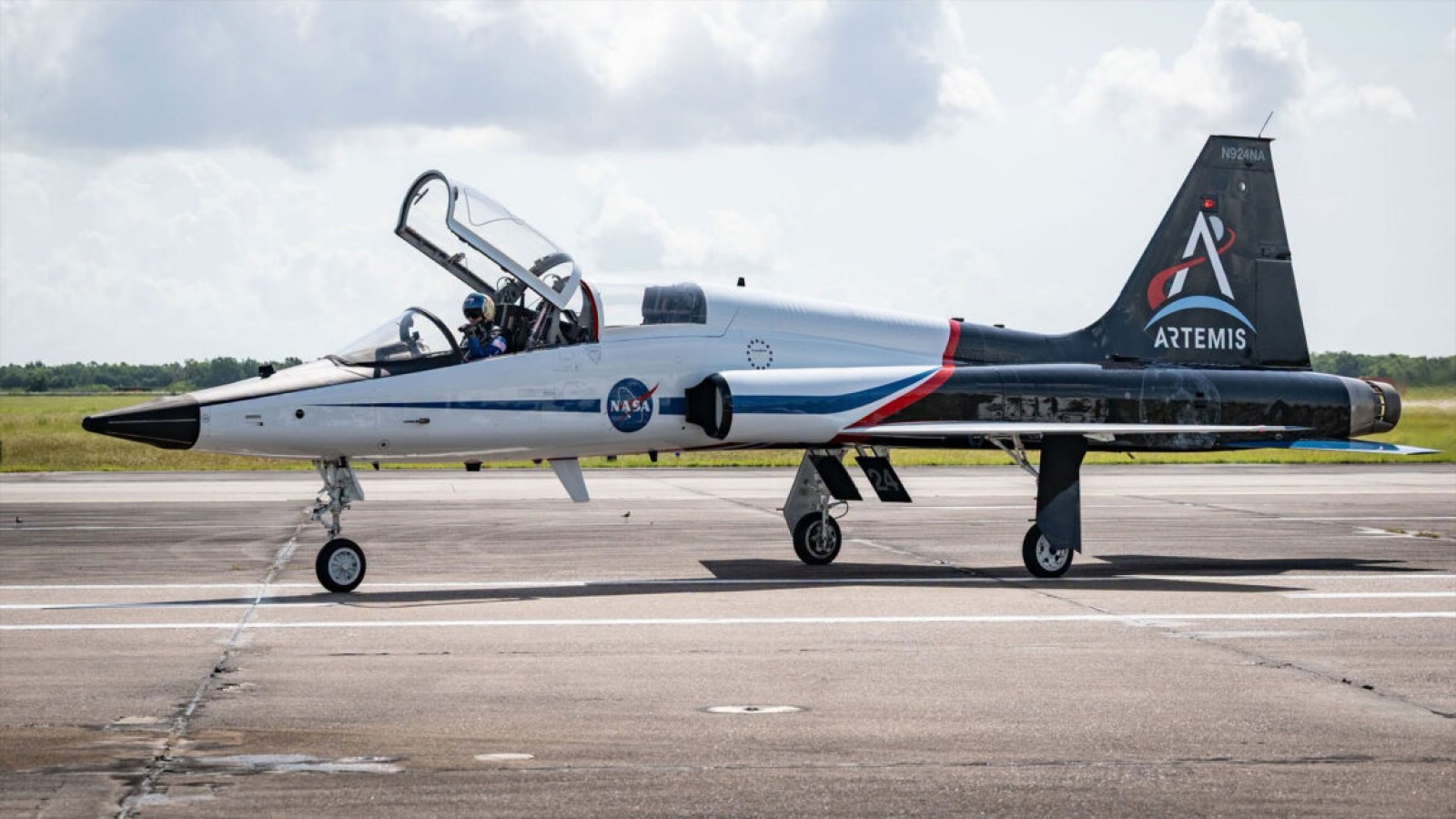 NASA T-38 Jet Debuts Bold New Artemis Livery - NASA T-38 Artemis livery