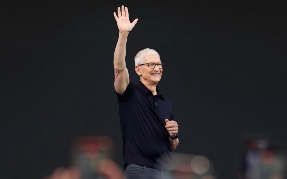Tim Cook Sends Farewell Memo on Last Day as Apple CEO