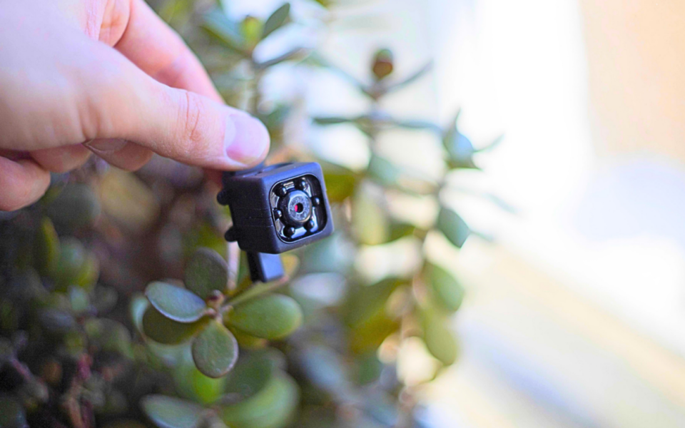 SweepLED: EUR 6 Clip-On Detects Hidden Cameras With AI