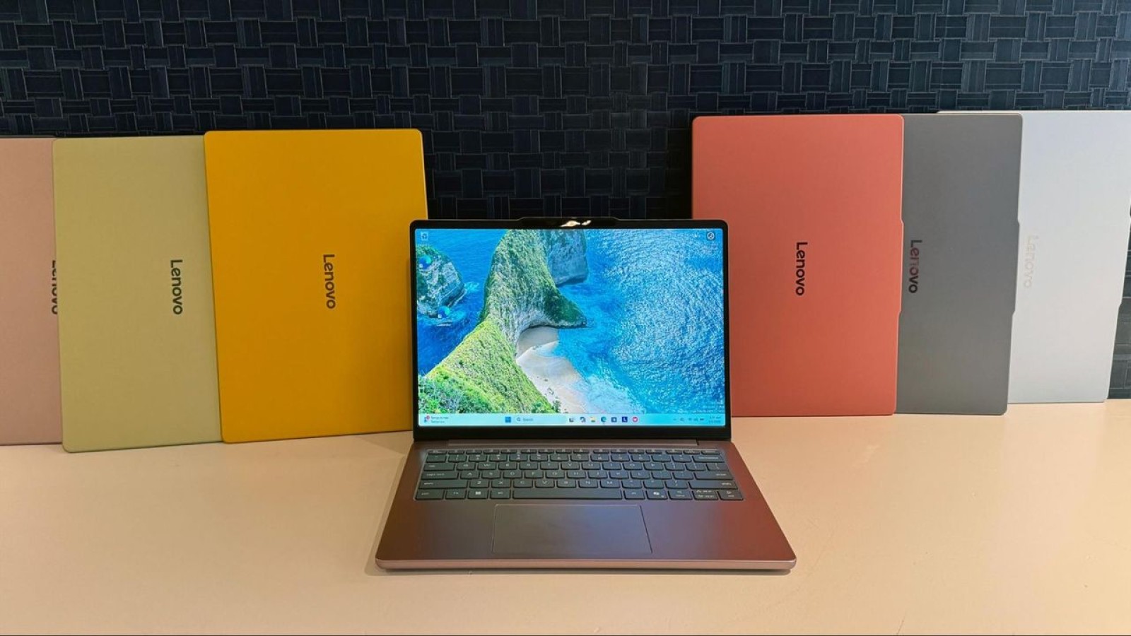 Lenovo IdeaPad Vibe: Seven Colors, Swappable Keys, EUR 602